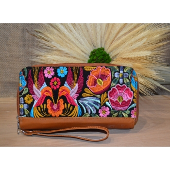 Portfel duży skórzany dwukomorowy brązowy z kwiatowym kolorowym haftem .